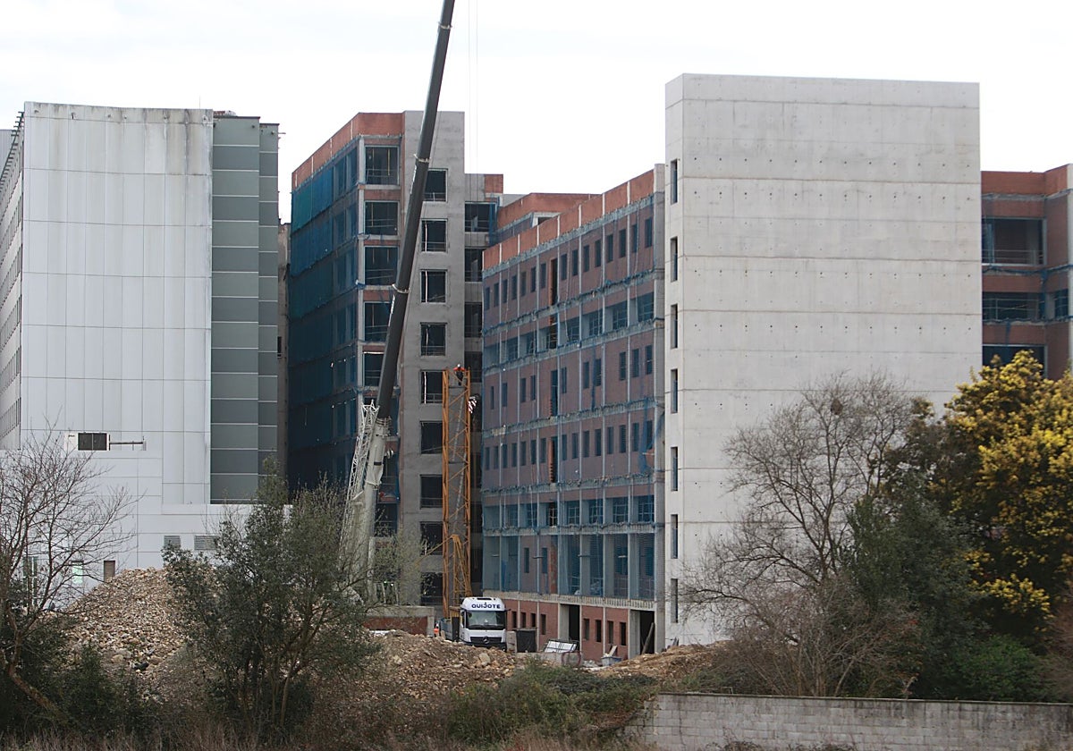 Las obras de ampliación del Hospital de Cabueñes están paralizadas desde el pasado mes de enero.