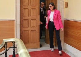 Nieves Roqueñí y José Luis Barettino saliendo del despacho de la alcaldesa Carmen Moriyón el pasado mes de junio.