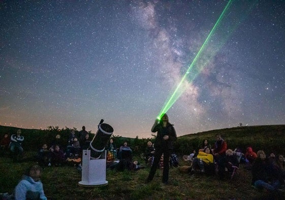 Lucía González, promotora de Allande Stars, una de las organizaciones que impulsa Allande Festival, durante una observación de estrellas en el concejo.