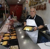 Berna, de la Carnicería Palacio Valdés, muestra filetes empanados con harinas y cereales sin gluten.