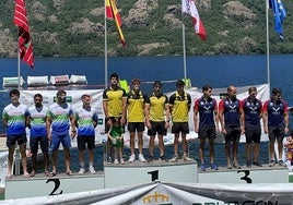 K4 senior de Los Cuervos, en lo más alto del podio.