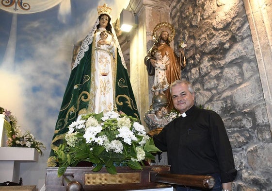 José Juan Hernández Deniz, junto a una imagen de la Virgen de la La Luz.