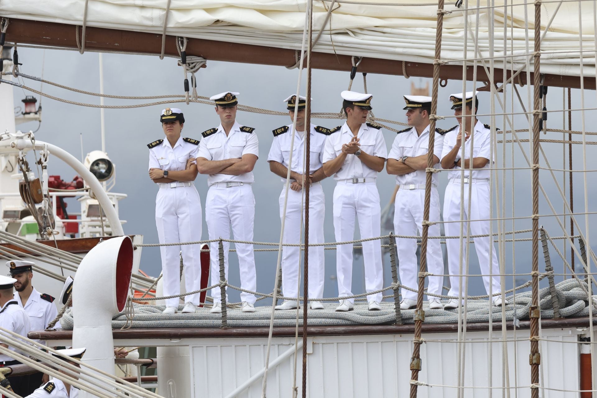 Una despedida entre sonrisas: así concluye la histórica visita del &#039;Elcano&#039; y la Princesa Leonor a Gijón