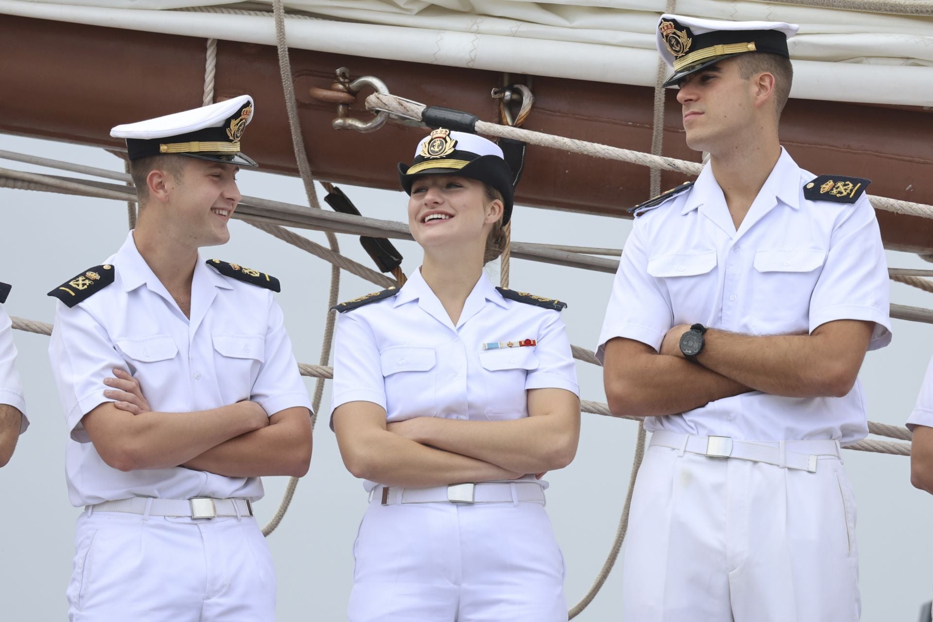 Una despedida entre sonrisas: así concluye la histórica visita del &#039;Elcano&#039; y la Princesa Leonor a Gijón