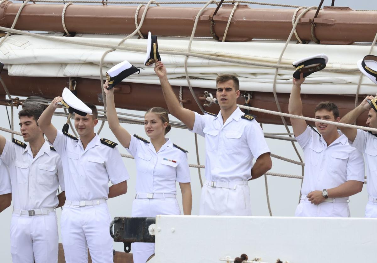 Una despedida entre sonrisas: así concluye la histórica visita del &#039;Elcano&#039; y la Princesa Leonor a Gijón