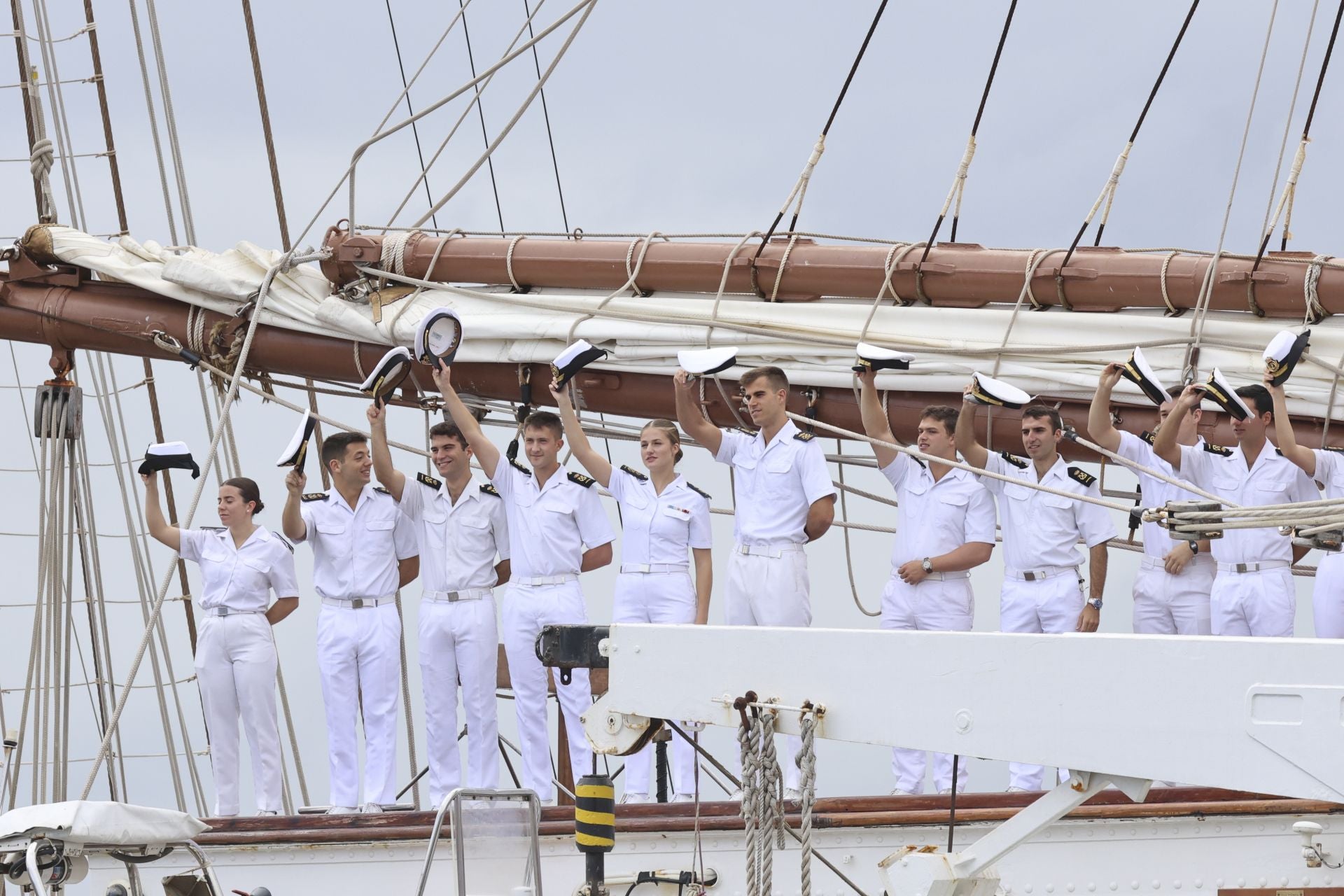 Una despedida entre sonrisas: así concluye la histórica visita del &#039;Elcano&#039; y la Princesa Leonor a Gijón