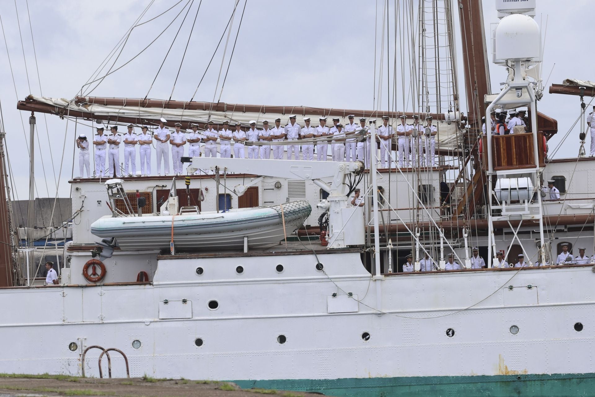 Una despedida entre sonrisas: así concluye la histórica visita del &#039;Elcano&#039; y la Princesa Leonor a Gijón