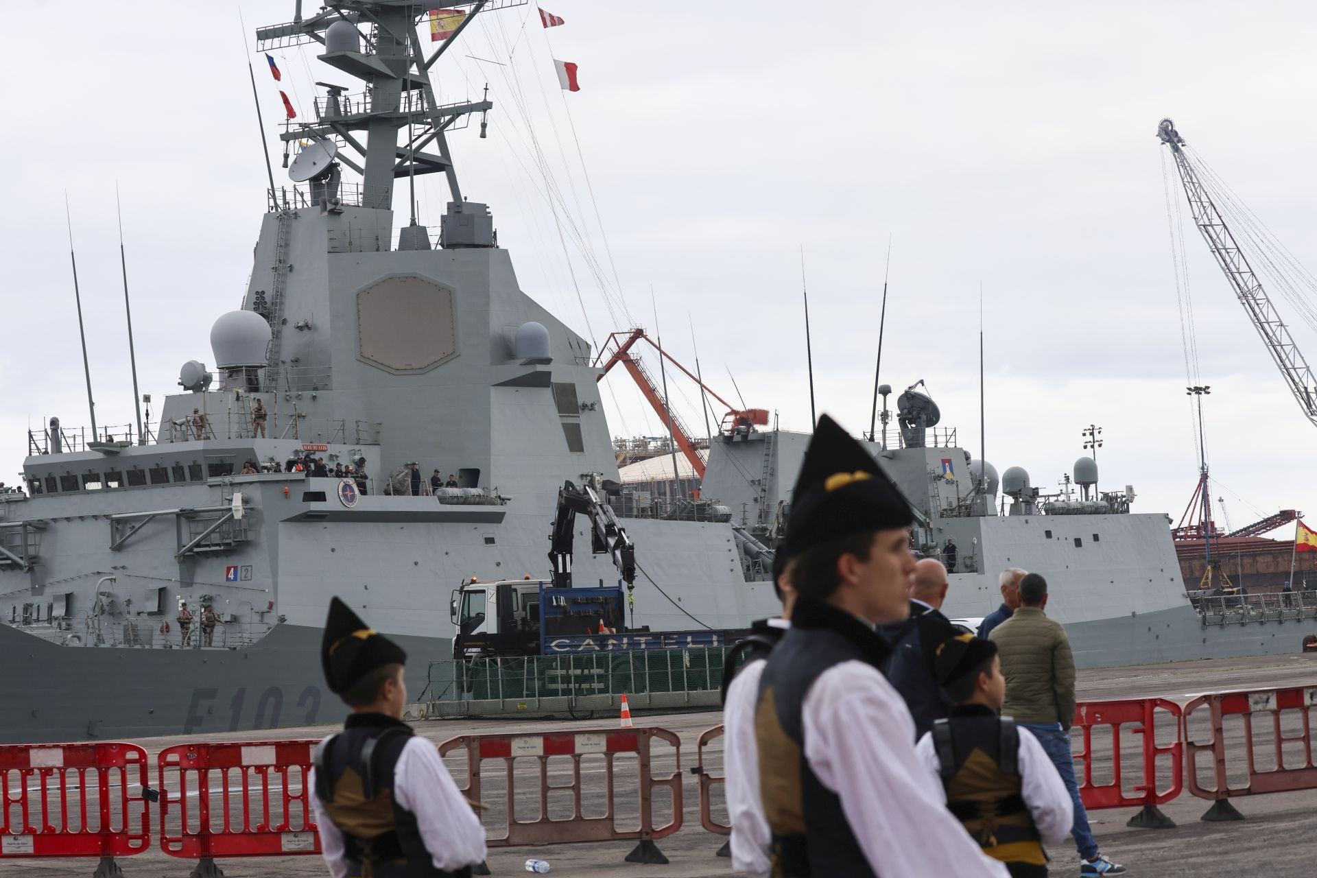 Una despedida entre sonrisas: así concluye la histórica visita del &#039;Elcano&#039; y la Princesa Leonor a Gijón