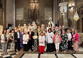 Carmen Moriyón posa junto a los nuevos cofrades que recibieron los escapularios y la medalla de la Cofradía de Nuestra Señora del Carmen.
