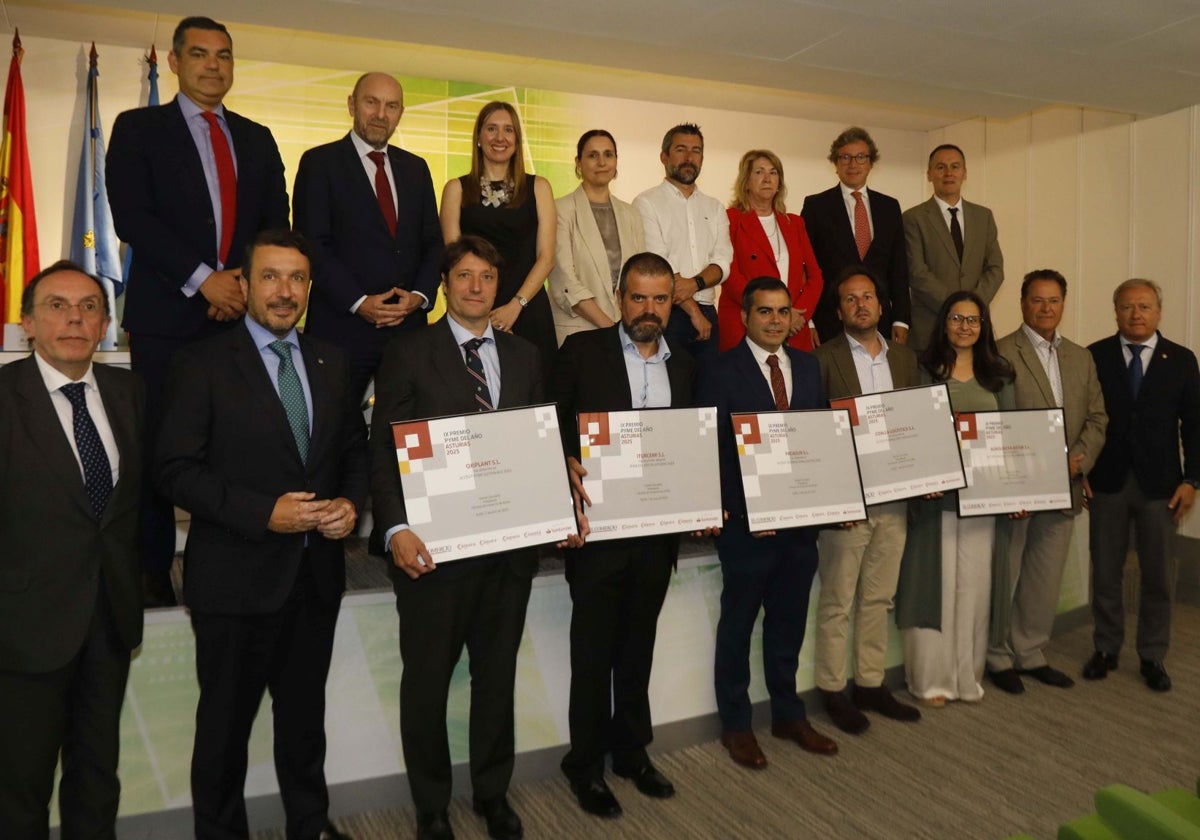 Los representantes de las empresas galardonadas –Iturcemi, Agrolinera, Coalla, Proasur y Oxiplant–, junto a miembros de las cámaras de Comercio de Oviedo, Gijón y Avilés y diferentes autoridades, así como organizadores y patrocinadores, ayer, en la sede de la Cámara de Comercio de Avilés.