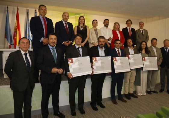 Los representantes de las empresas galardonadas –Iturcemi, Agrolinera, Coalla, Proasur y Oxiplant–, junto a miembros de las cámaras de Comercio de Oviedo, Gijón y Avilés y diferentes autoridades, así como organizadores y patrocinadores, ayer, en la sede de la Cámara de Comercio de Avilés.
