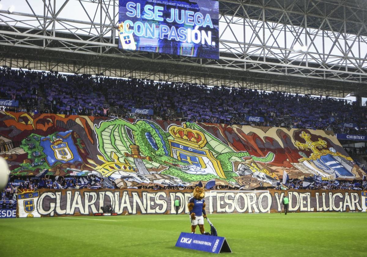 El fondo norte desplega una gran pancarta al comienzo de un encuentro del Real Oviedo.