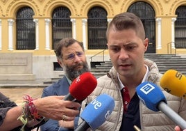 El secretario general de URA, Borja Fernández, y su abogado Juan Galán.