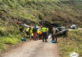 Un hombre de 45 años resulta herido grave tras volcar un autocargador en Valdés