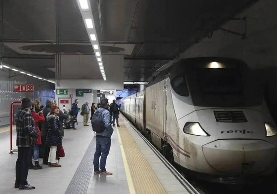 Viajeros del tren Asturias-Madrid.