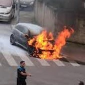 Momento en el que la Policía Local procede a intentar controlar el fuego