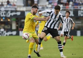 Pablo Vázquez, a la izquierda. defendiendo una acción en un partido del curso pasado.