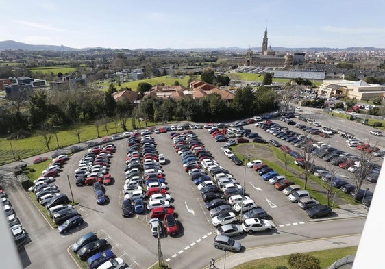 El parking actual del Hospital de Cabueñes, repleto de coches.