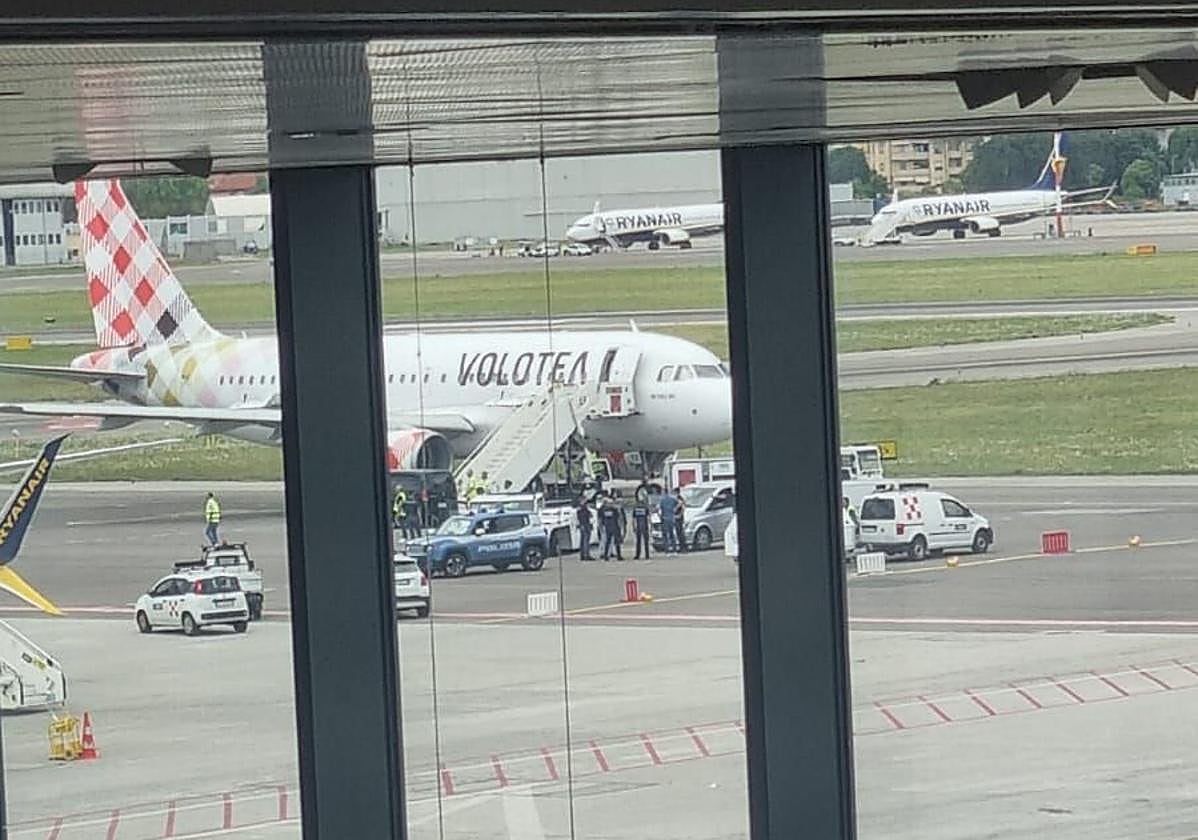 «Policía y Bomberos hicieron un pasillo para que no viéramos nada al bajar del avión», explica una de las viajeras del vuelo Milán-Asturias
