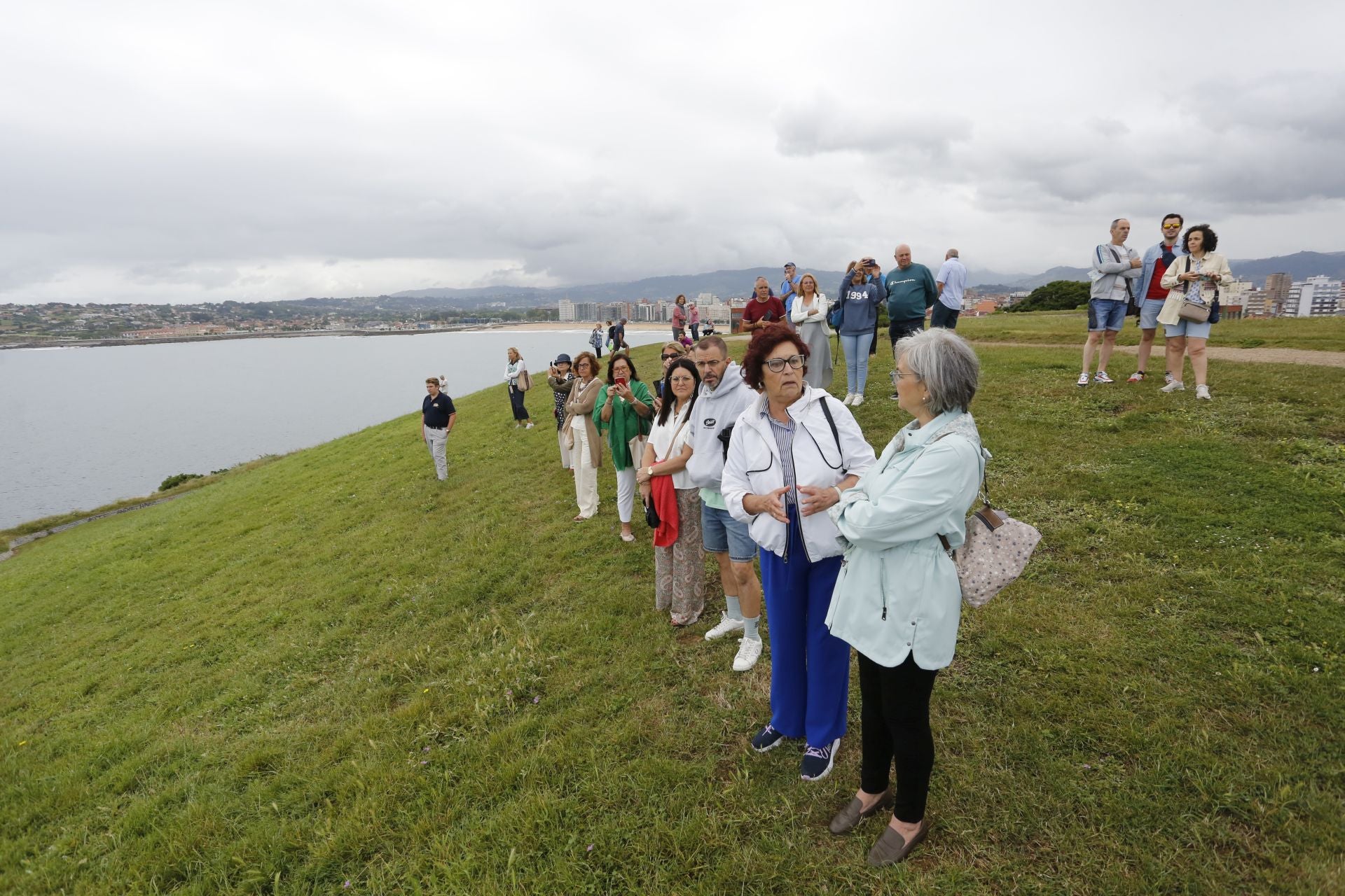 Una despedida entre sonrisas: así concluye la histórica visita del &#039;Elcano&#039; y la Princesa Leonor a Gijón