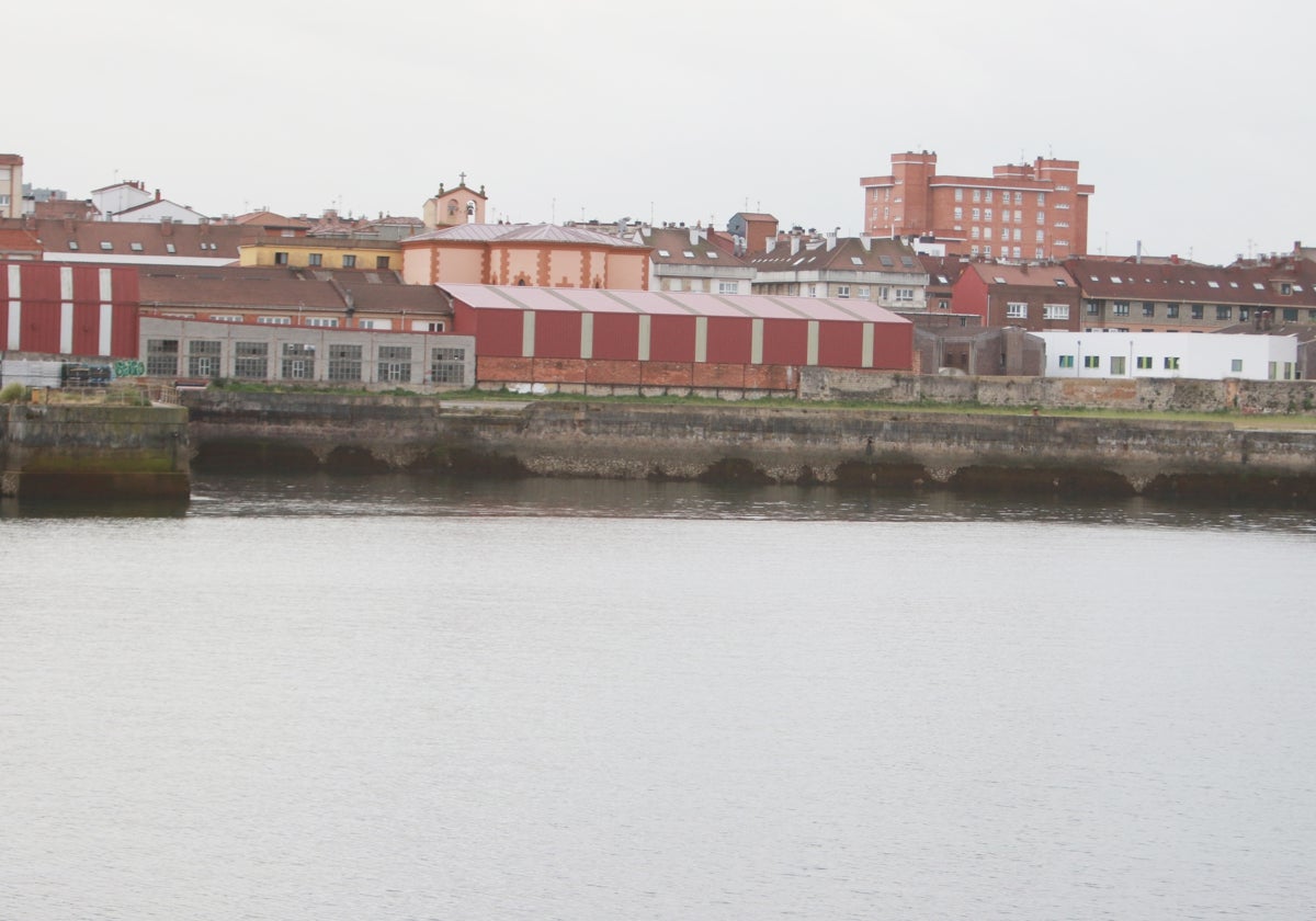 Franja costera de Naval Gijón que ha cedido el Puerto al Ayuntamiento de Gijón con cuatro meses y medio de demora.
