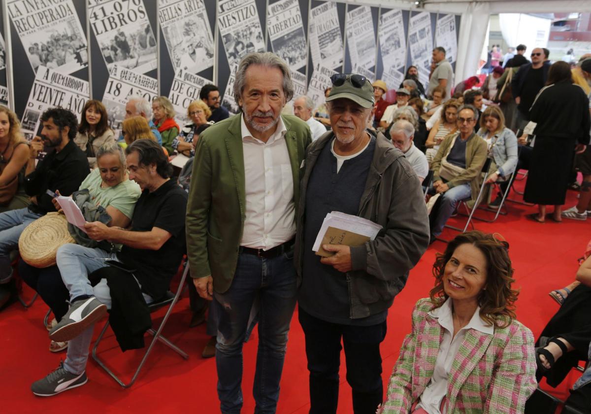 Ricardo Labra y Miguel Rojo, en el homenaje al poeta Ángel González en la Semana Negra de Gijón.