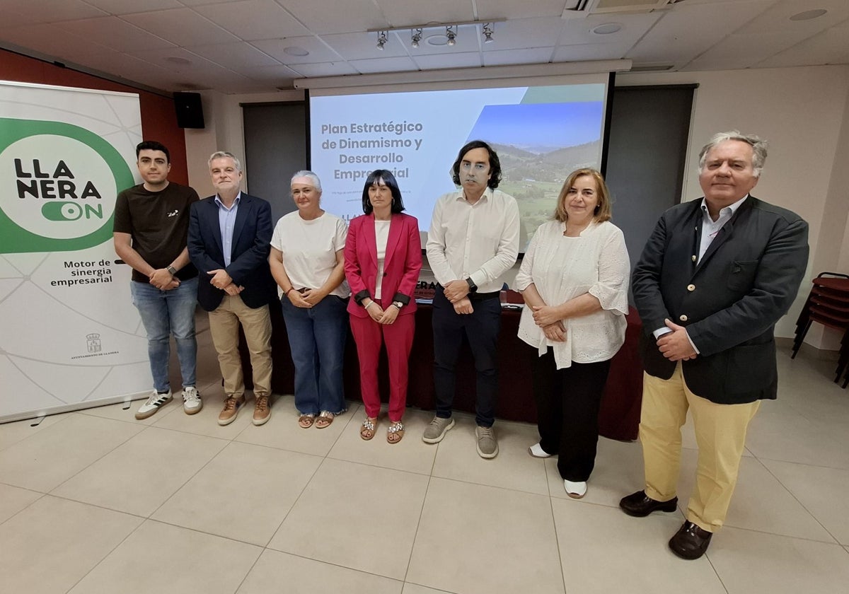 Concejales del Ayuntamiento de Llanera junto al alcalde, Gerardo Sanz; la gerente del Club Asturiano de Calidad, Guiomar Álvarez; Pablo García, presidente de la Asociación de Vecinos del Polígono de Silvota, y Delfín Cuervo, presidente del polígono de Asipo.