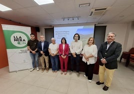 Concejales del Ayuntamiento de Llanera junto al alcalde, Gerardo Sanz; la gerente del Club Asturiano de Calidad, Guiomar Álvarez; Pablo García, presidente de la Asociación de Vecinos del Polígono de Silvota, y Delfín Cuervo, presidente del polígono de Asipo.