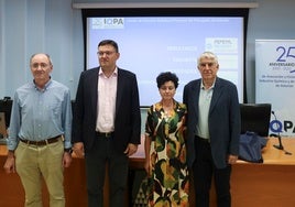 El director de Sostenibilidad de DuPont España, Ignacio Vigil; el presidente de IQPA y director de la planta de Bayer en Langreo, Jorge Álvarez; la secretaria académica de la Escuela Politécnica Industrial (EPI) y el director de IQPA, Mario Díaz.