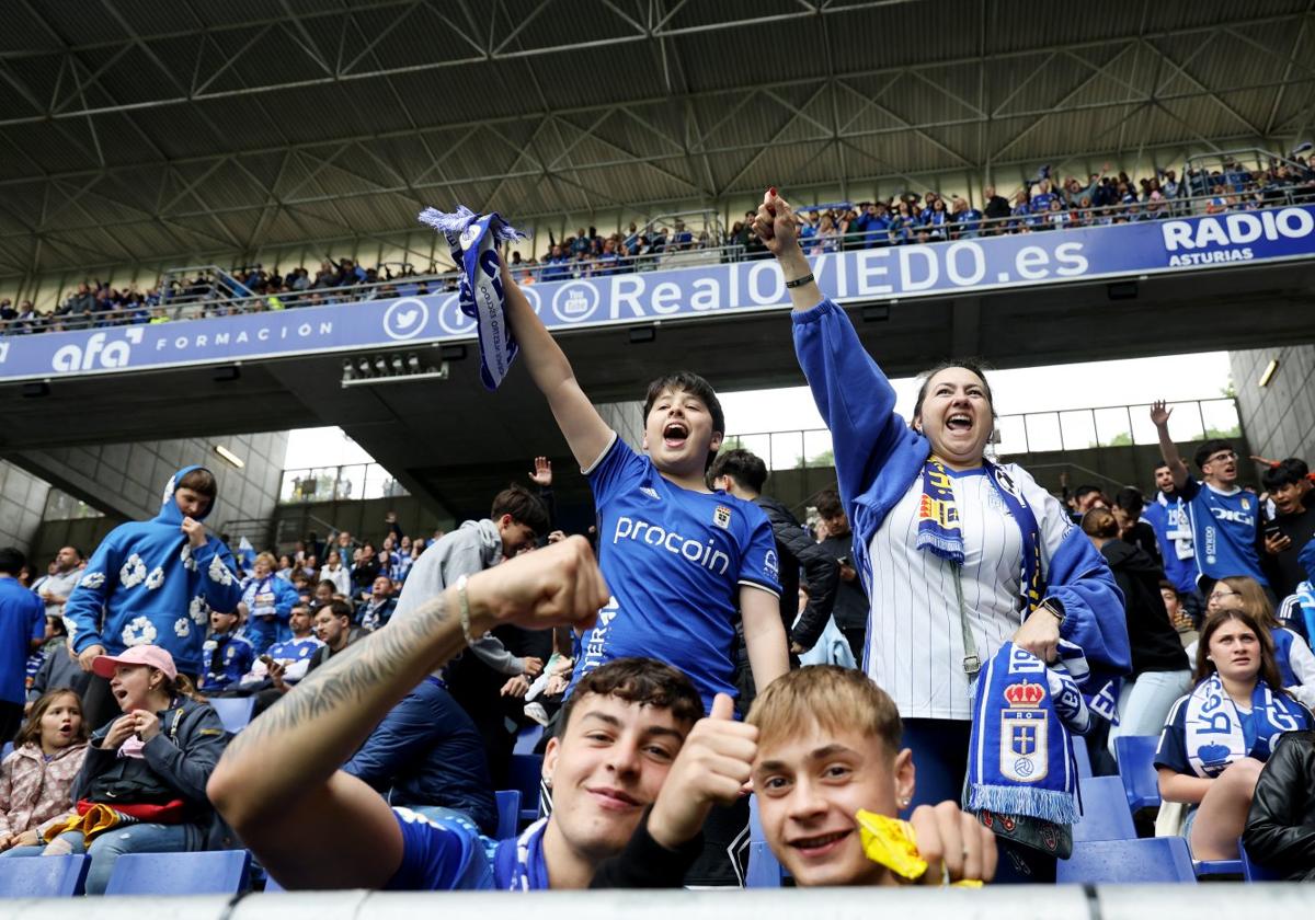 Los aficionados del Real Oviedo celebran uno de los goles de su equipo durante la finalizada temporada en el estadio Carlos Tartiere.