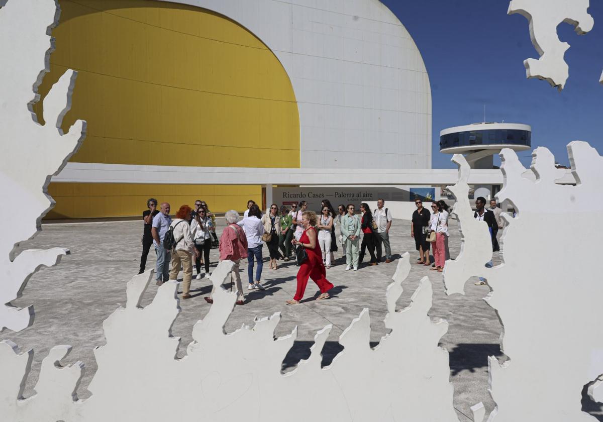El grupo, visto a través de la obra escultórica 'Transbase' de Juan Genovés.