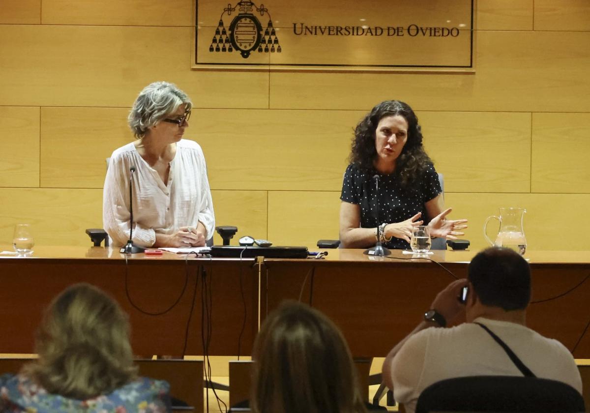 Bárbara Caffarel, durante su intervención junto a la coordinadora del Aula, Mercedes de Soignie.