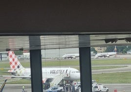 El A319 de Volotea, en la pista donde se produjo el accidente mortal.
