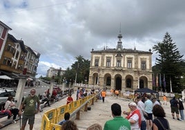 Bolera instalada en la plaza del Ayuntamiento de Villaviciosa.