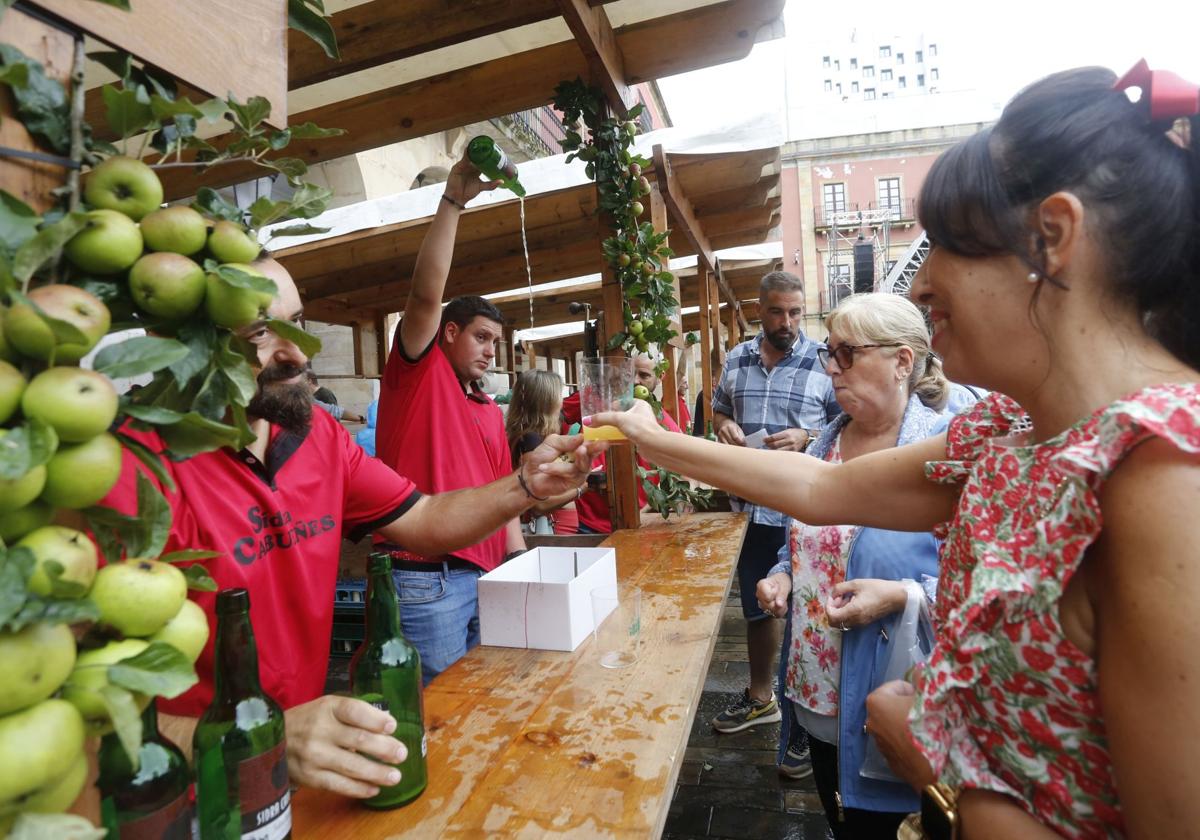 Asistentes al Festival de la Sidra de Nava en una pasada edición.