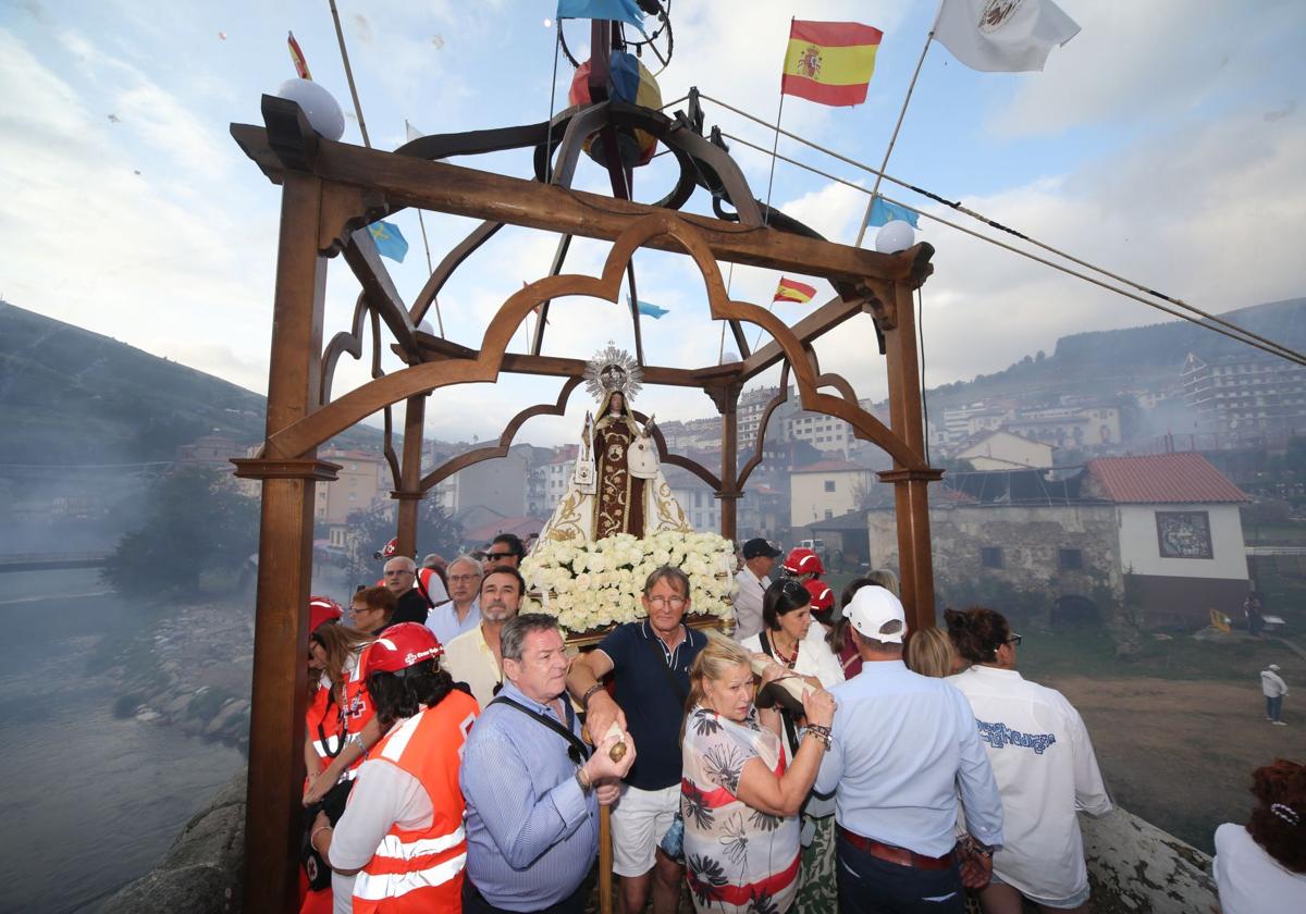 Virgen del Carmen y la Descarga de Cangas del Narcea.