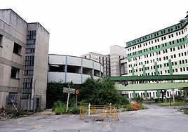 Edificio del antiguo Hospital Central de Asturias, completamente saqueado. Es el primero que, según el proyecto inicial, se derribará.