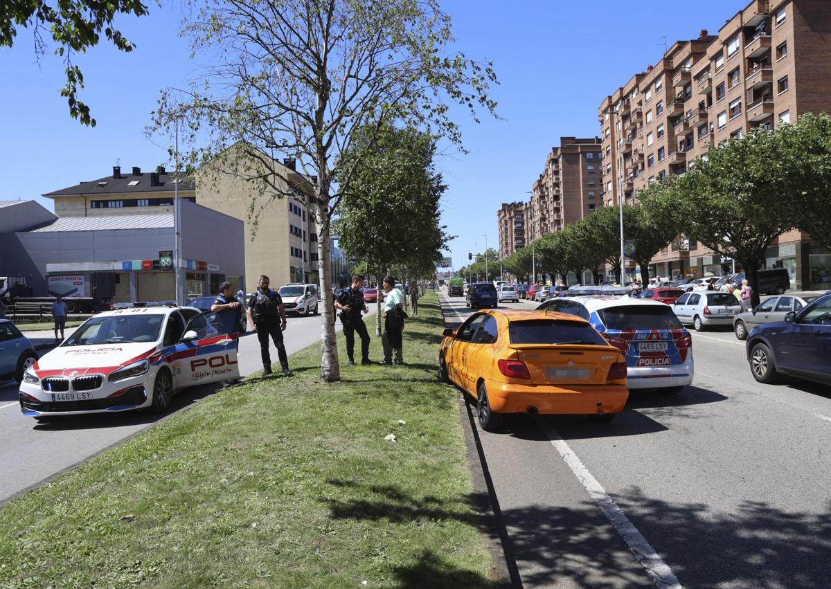 Imagen secundaria 1 - Con la mano vendada, sin carné de conducir ni ITV: espectacular persecución policial en Gijón