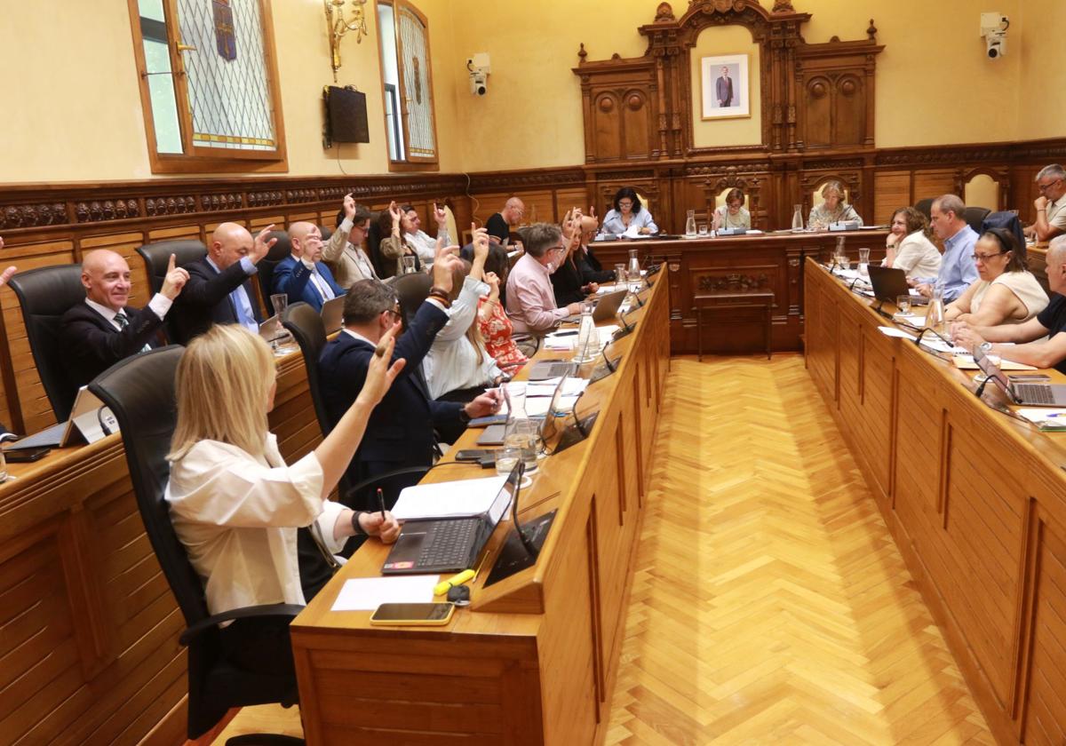 Momento de la votación en la que se aprueba la reprobación de Nieves Roqueñí como presidenta del Puerto por el Pleno del Ayuntamiento de Gijón.