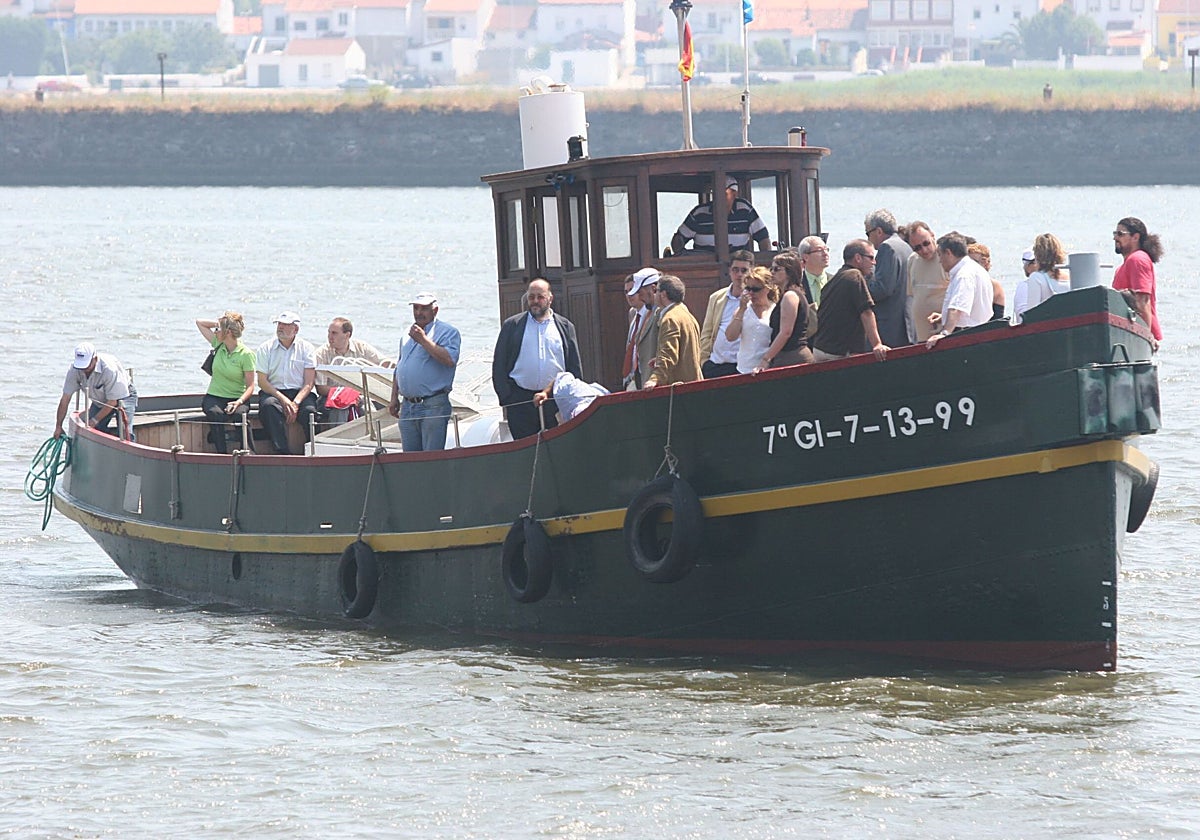 El remocaldor 'San Esteban', en su primera navegación por la desembcadura del Nalón tras su restauración en 2003.