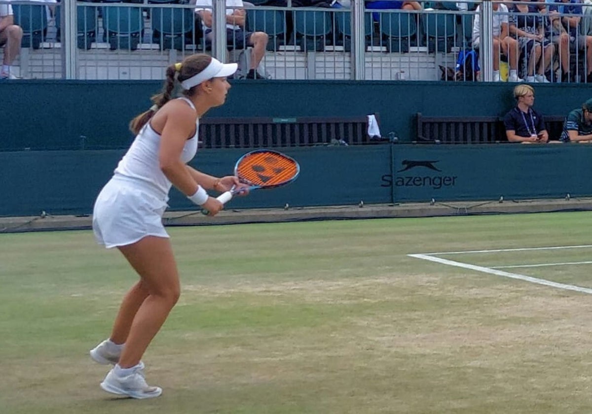 Eugenia Zozaya, al resto, durante el partido de este miércoles en Wimbledon.