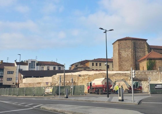 Imagen del paño de 45 metros de la muralla medieval que se ha despejado tras la demolición de los edificios adosada a ella.