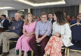 Javier Díaz, gerente de Valcor, con la subdirectora general Nuria Castaño a la derecha.