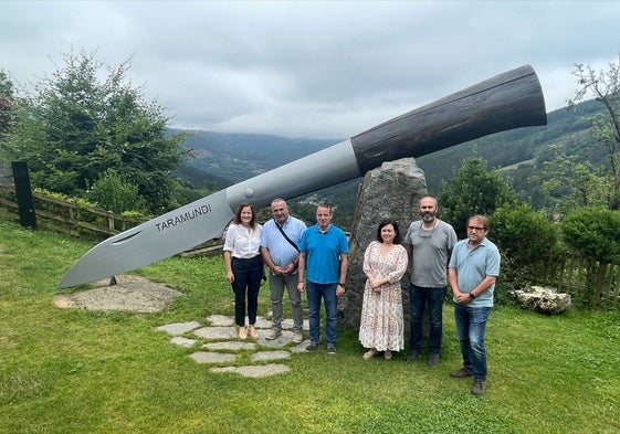 Marcelino Marcos Líndez, con representantes locales de Oscos-Eo y el gerente de la red de desarrollo rural Reader, Juan Antonio Lázaro.