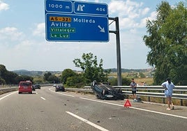 Espectacular vuelco de un coche en la A-8 a la altura de Avilés
