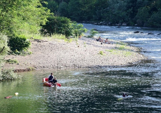 Operativo de búsqueda del joven fallecido ayer en una peligrosa zona del río Nalón.