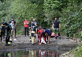 El personal de emergencias rescata el cuerpo del joven ahogado en la playa del Nalón en Oviedo.