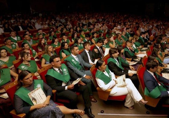 Los cerca de cuatrocientos alumnos recibieron sus diplomas en la ceremonia de graduación que tuvo lugar en el Teatro de la Laboral.
