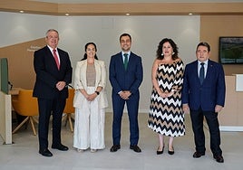 Antonio Romero, director general; Carmen Rubiales, gestora; Gonzalo Bárcena, director de oficina; Amparo Barrios, directora de zona y Fernando Martínez, presidente de Caja Rural de Asturias.