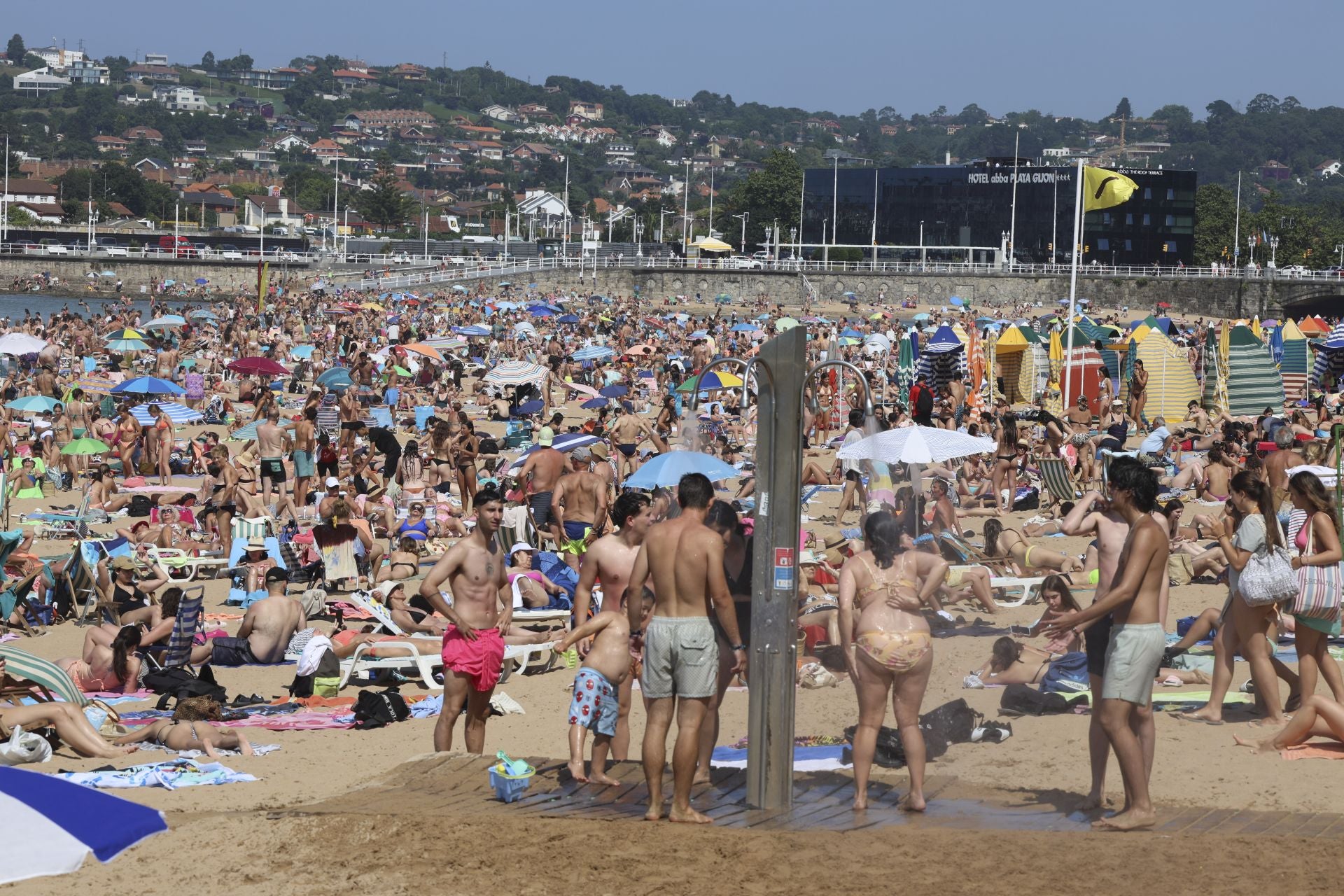 Día de sol, playa y calor en Gijón